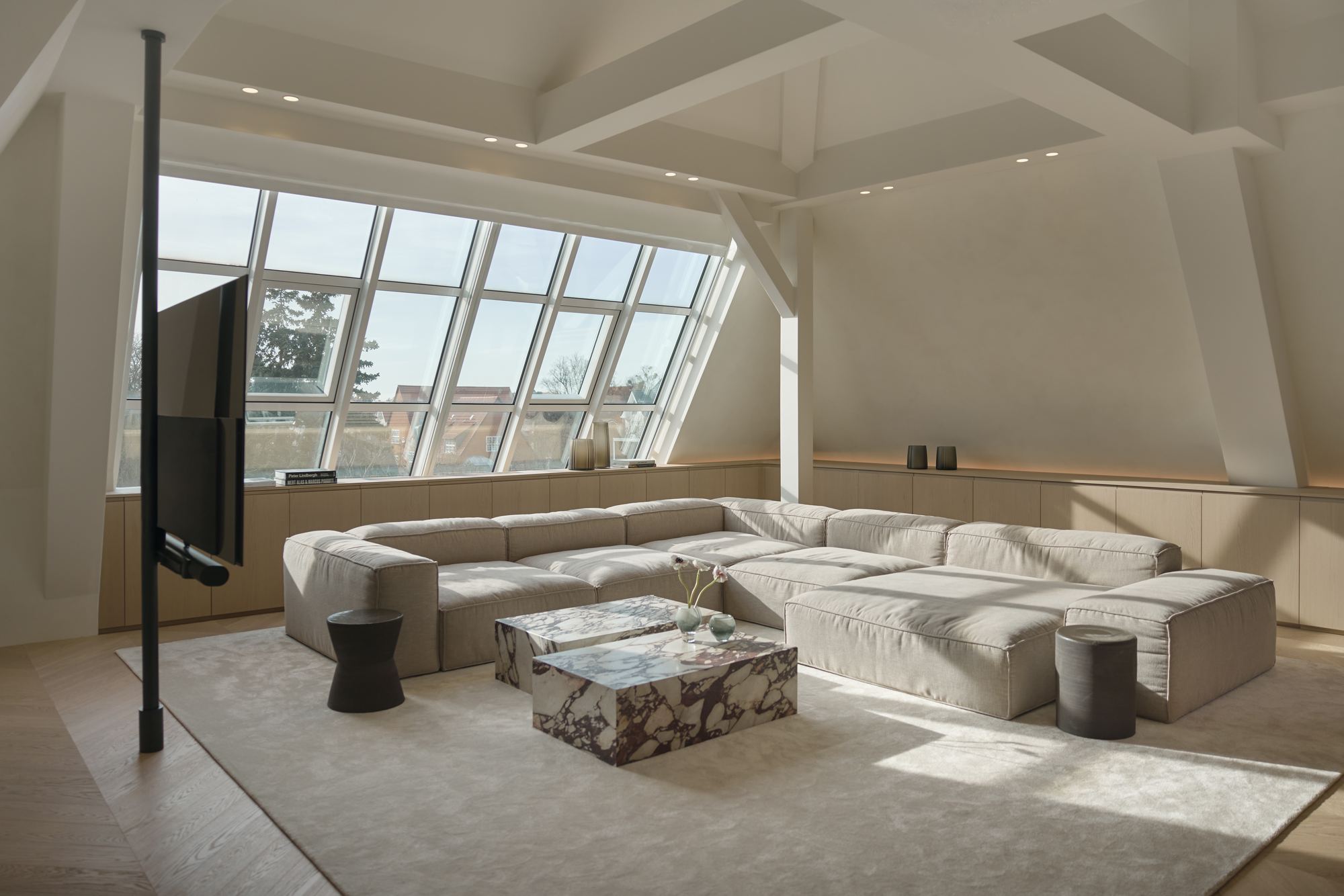 Loft Sechzehn — Wohnraum unter der Dachkonstruktion mit umlaufendem Fensterband